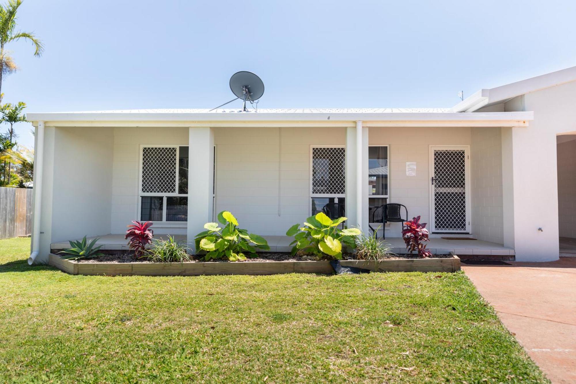 Palm View Holiday Apartments Bowen Exterior photo