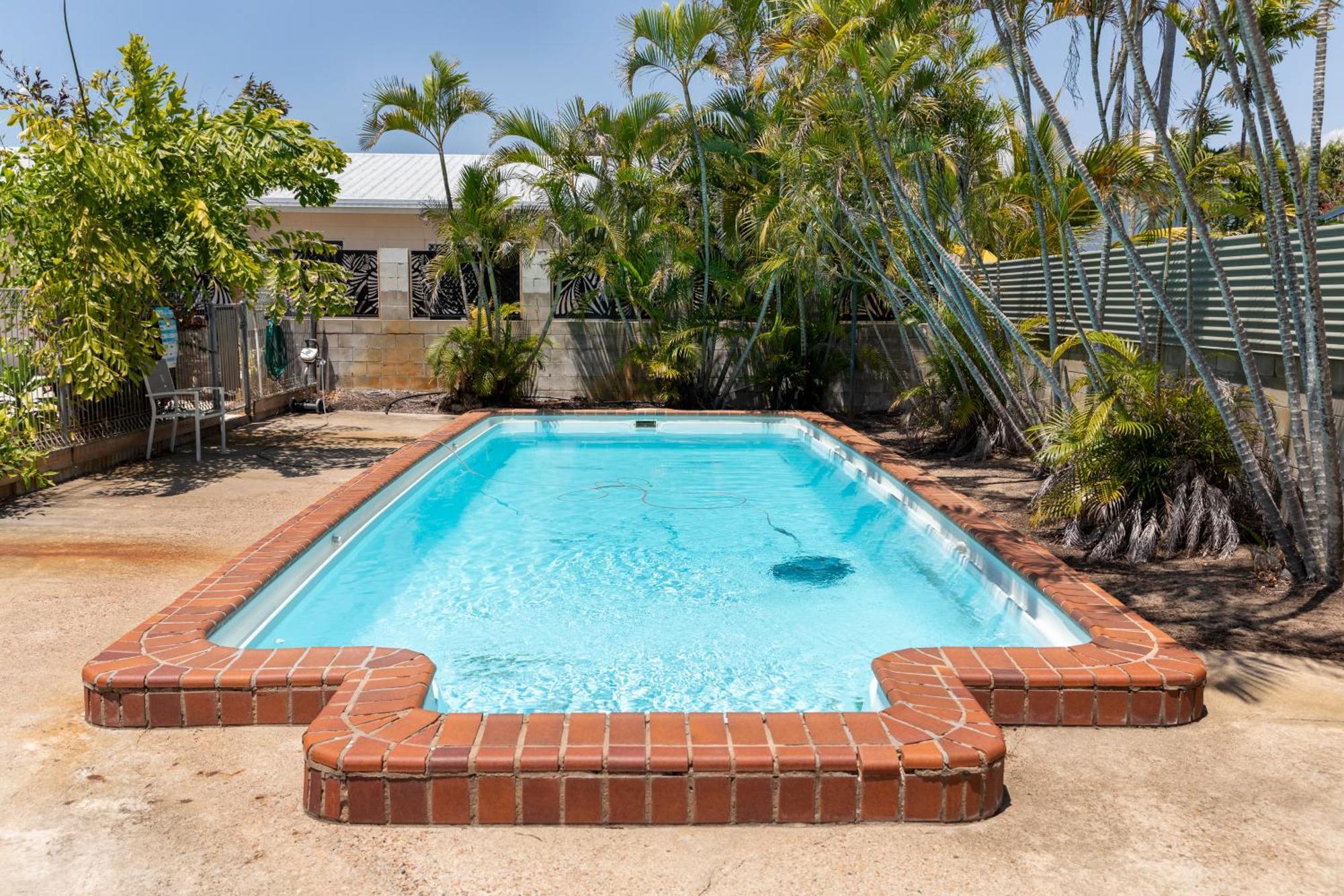 Palm View Holiday Apartments Bowen Exterior photo